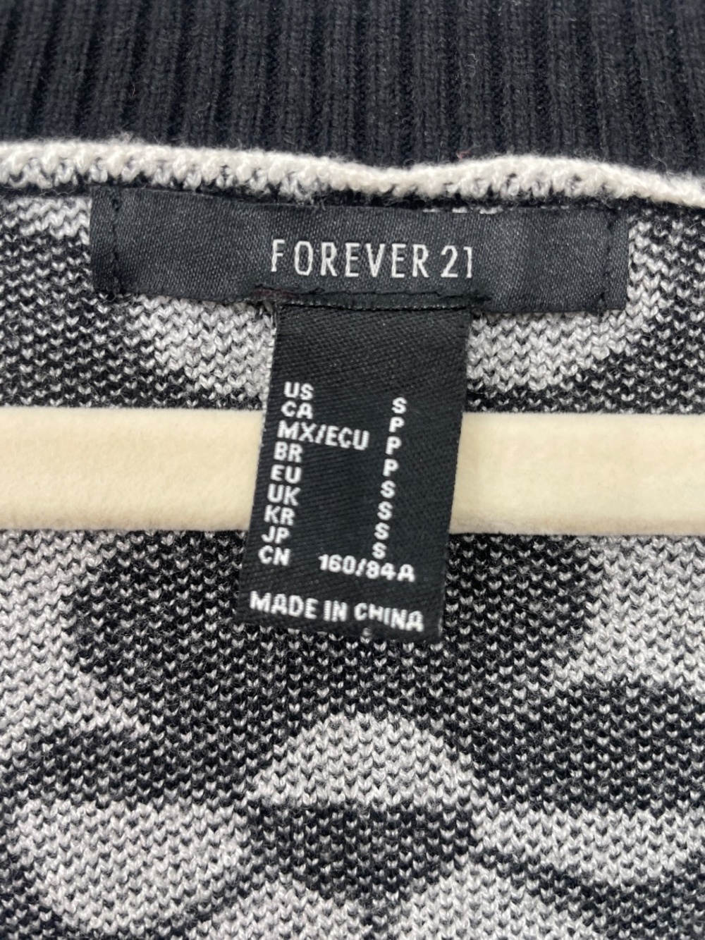 Forever 21 - Cardigan with Black and White flowers design, size Small - Picture 4 of 5